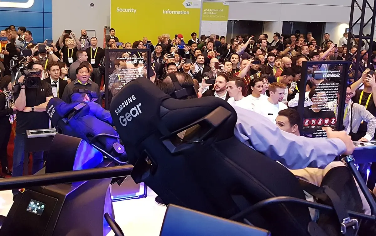 Simulador Pulsar 360° VR en evento corporativo — stand activación de marca